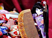 桃の木櫛とドール（画像提供：恋鞠堂さん）
