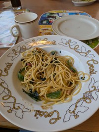 「もったいないから食べて」と母親から託されたのは、半分以上残っているように見えるパスタ／住吉けいこさん（@tarekeiko）提供