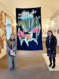 礼拝堂に展示した友禅作品を囲んで。（左から）タカハシさん、アテンドを務めた小川裕子さん（画像提供：タカハシ ヤスコさん）