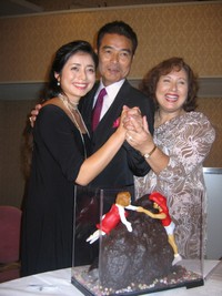 キャシー中島（右）と娘・勝野雅奈恵（左）と共に「ファイト！一発」ケーキを前に会見した勝野洋＝2010年
