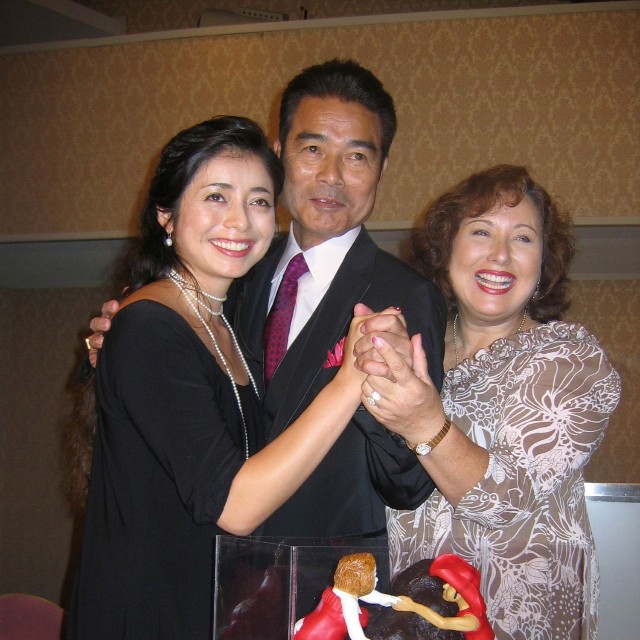 キャシー中島（右）と娘・勝野雅奈恵（左）と共に「ファイト！一発」ケーキを前に会見した勝野洋＝2010年