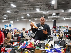 「ただの運動靴」になぜ人は熱狂するのか　サブカルから主流に躍り出たスニーカー人気