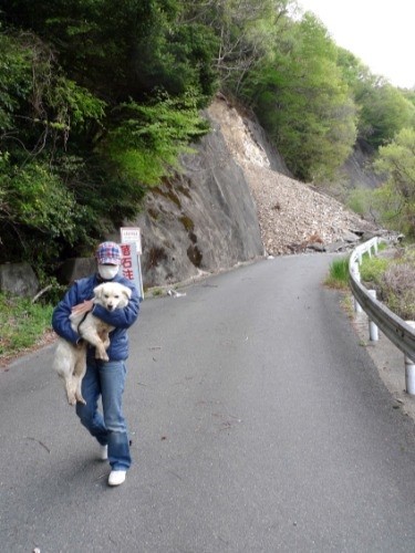 足が濡れた犬を抱いて車へと急いだ（太田康介さん撮影）