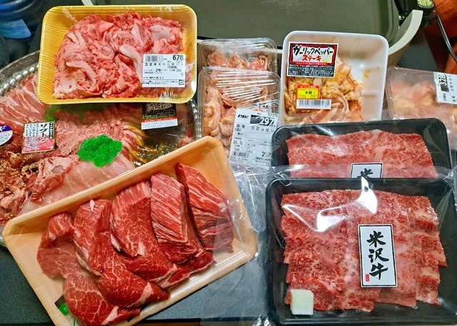 焼肉パーティーで並んださまざまなお肉／ラ コントルさん（@recontre.4869）提供