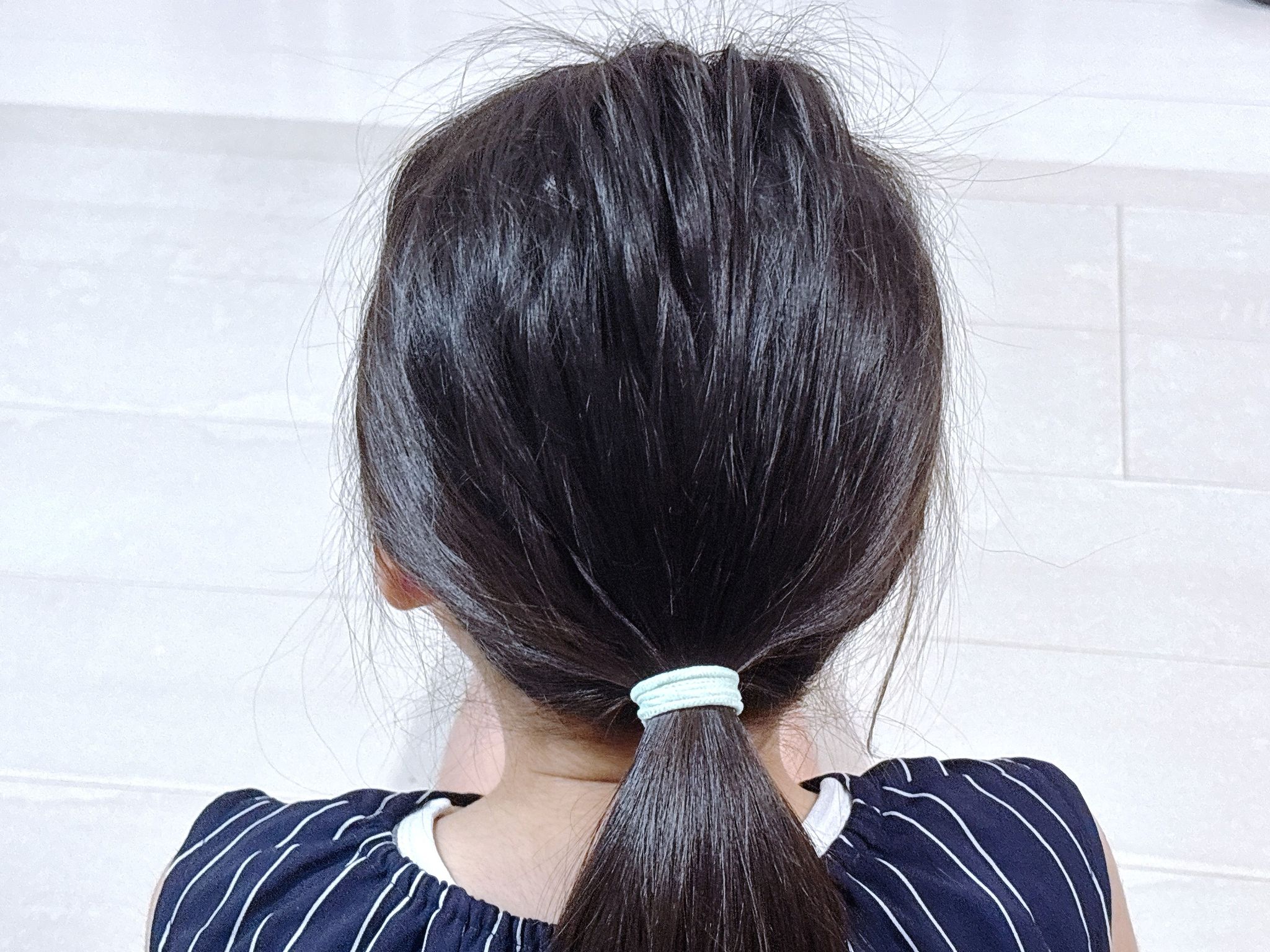 普通に髪をしばらないで！ 跡が残らない「ヘアゴムの結び方」とは