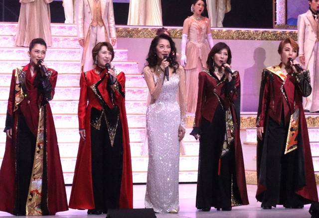 「未来へのOne　Step！」フィナーレ（前列左から）一路真輝、剣幸、麻実れい、安寿ミラ、麻路さき