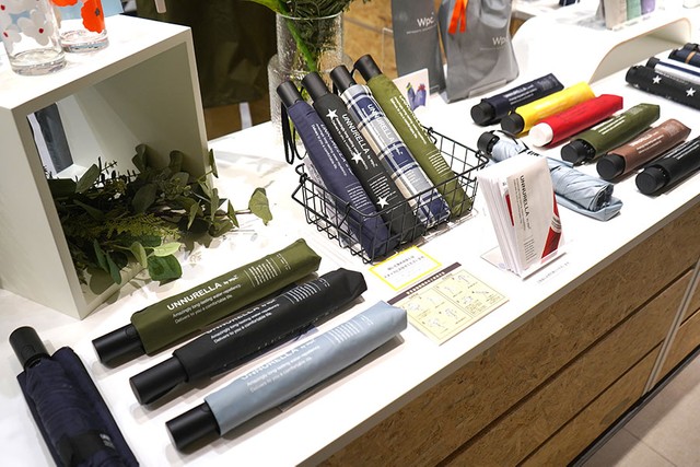 「濡らさない傘」をコンセプトに最高レベルのはっ水力を備えた「アンヌレラ」。一振りで傘に残る雨粒を無くすことができるという