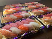 この日は、寿司の盛り合わせ10貫888円！