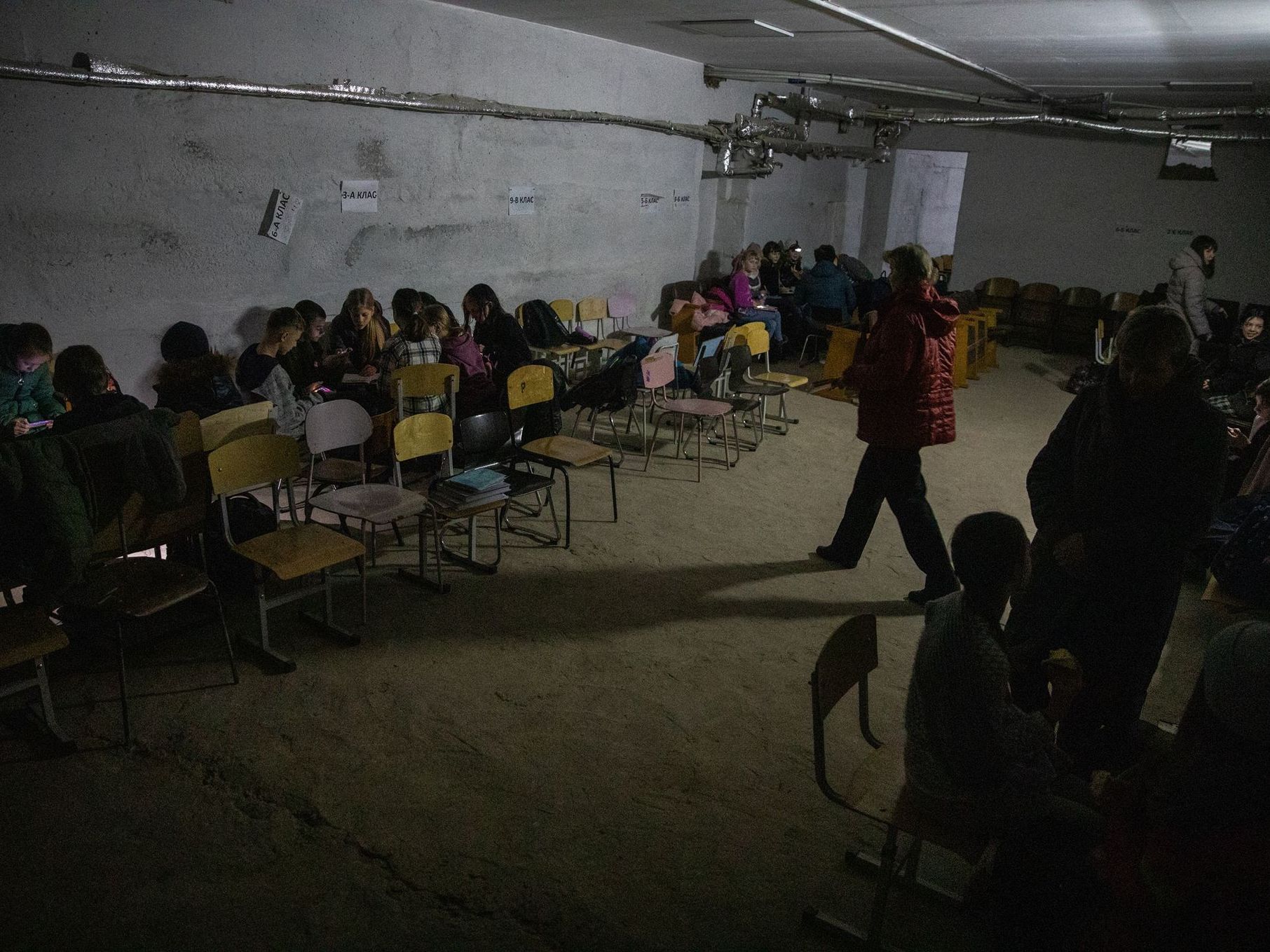 学校の地下シェルターで、空襲警報の最中に勉強する子どもたち