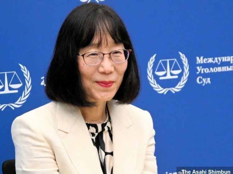 朝日新聞など一部メディアの取材に応じる国際刑事裁判所の赤根智子所長=2025年6月26日、オランダ・ハーグ、朝日新聞社
