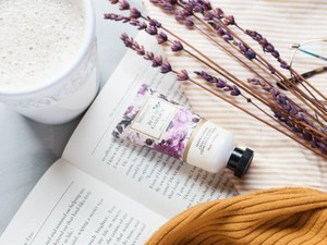 芯のある成功した女性が浮かぶ香りに「小説家になる」と決意を固めた