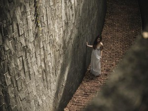 突然告げられた別れに、ヒステリーを起こした。何度も彼にすがりついて泣いた