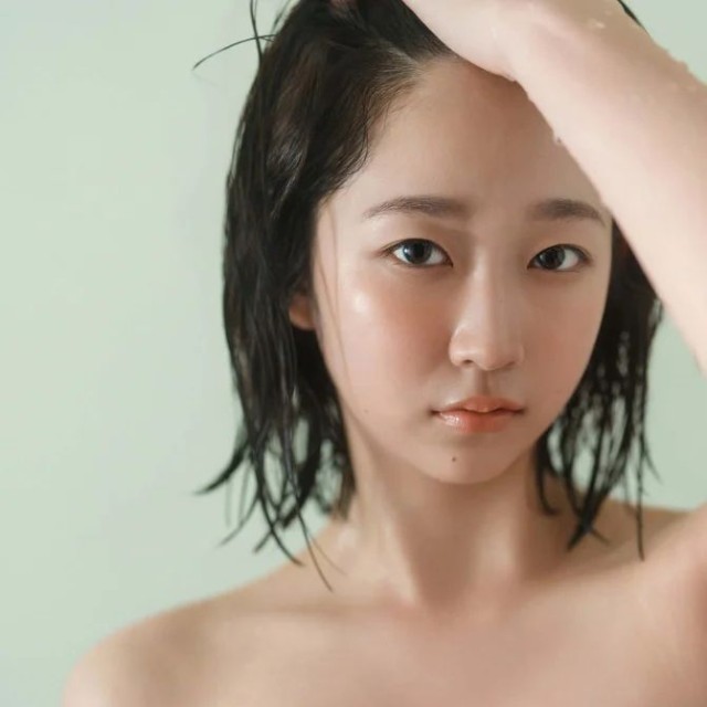 ちばひなの写真集『Brand New Diary』 (撮影:HIROKAZU)