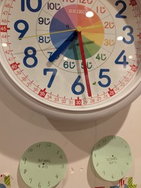 時刻の単元なら時計の下に付箋を貼る／かまきり（@wagpon）さん提供