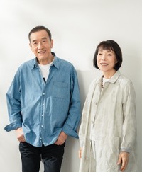 国民的な名曲の数々を歌い続けるデュオ「トワ・エ・モア」の芥川澄夫（左）と白鳥英美子