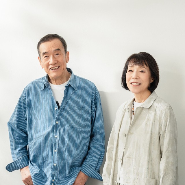 国民的な名曲の数々を歌い続けるデュオ「トワ・エ・モア」の芥川澄夫（左）と白鳥英美子
