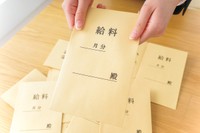 給料袋を受け取る様子※画像はイメージです（maroke/stock.adobe.com/）