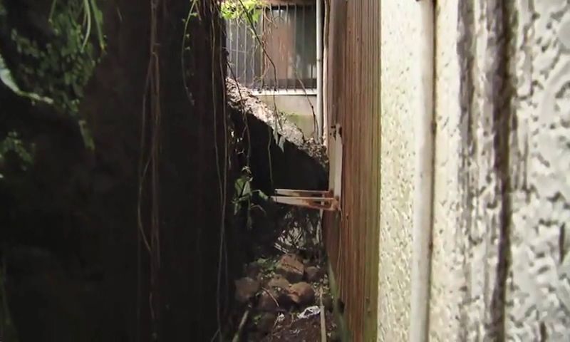 コンクリート塀が落ちてきた」長崎市銭座町でコンクリート塀が約7