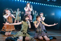 　笑顔で最後のパフォーマンスを披露する横山由依(Ｃ)ＡＫＢ48