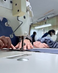 本来は閑散期である夏も、ミシンの音が途切れることは無さそうだ