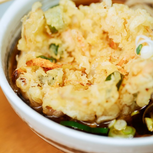 サクッと食感の豪快なかき揚げが名物。<br>本格派の老舗立ち食い蕎麦屋「加賀」。＠初台駅