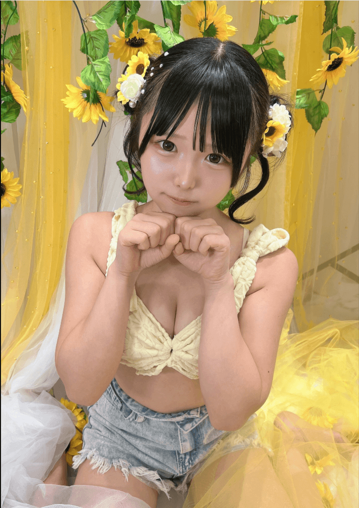 「FLASH」（26年7月14日発売号）に登場した鈴もものオフショット　本人のX（@love___oxo）より