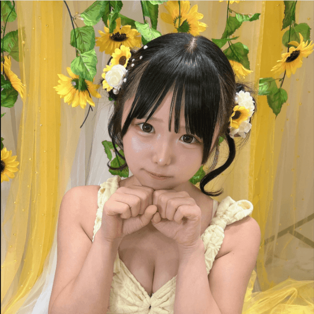「FLASH」（26年7月14日発売号）に登場した鈴もものオフショット　本人のX（@love___oxo）より