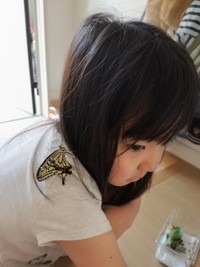 肩に蝶が止まった娘さん。幼いころから蝶の飼育や観察を続けてきたという／中村 陽子さん（@yokonakamura.cooking）提供