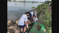 ごみを回収する生徒（岡山・中区　8月）