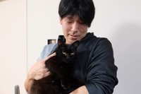 人間が大好きで、いつも訪問客を出迎えてくれる。ししまるくんは猫エイズのキャリア