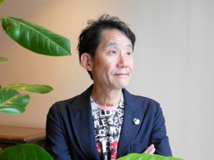 いしいしんじさん「チェロ湖」 湖に暮らす家族4代の物語「変奏曲のように言葉に」