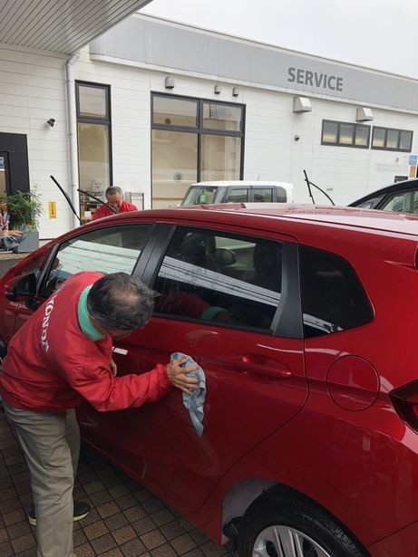 カーディーラーで展示車両を洗車 みんなが心開いて 素 になれる場所 Days Blg の活動報告 なかまぁる