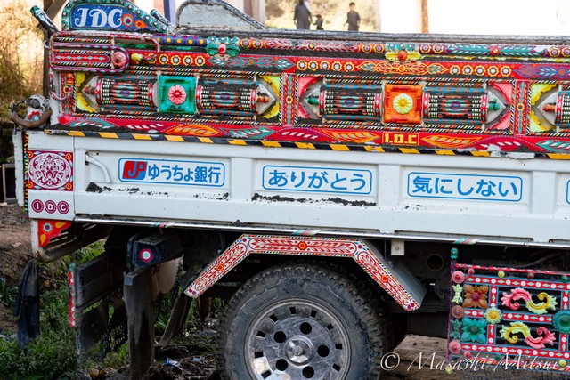三井さんがお気に入りだという「ゆうちょ銀行　ありがとう　気にしない」（※三井昌志さんがパキスタンで撮影）