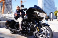 2024年モデルのロードグライドにまたがるデンジャラスのノッチ