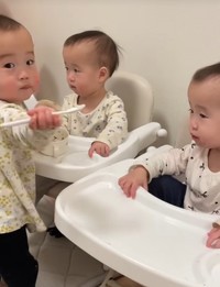 「はいどうぞ」とお世話をする長女ちゃん（提供：@tripletpapa3さん）
