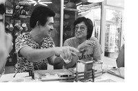 1982年6月、伝説のバンド「じゃがたら」のボーカル・江戸アケミ（左）と語り合う若き日の松原研二氏（本人提供）