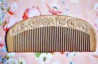 椿油に漬ける前の木櫛（画像提供：恋鞠堂さん）