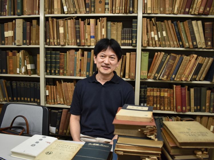 石川健治・東大教授。貴重な歴史的文献が並ぶ東大駒場キャンパスの尾高朝雄文庫で