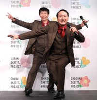 アンガールズの田中卓志（手前）と山根良顕
