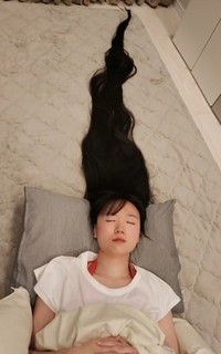 寝る時はこんな感じだそう（＠.comさん提供）