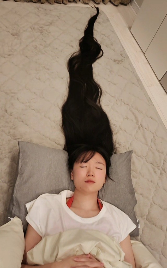 寝る時はこんな感じだそう（＠.comさん提供）