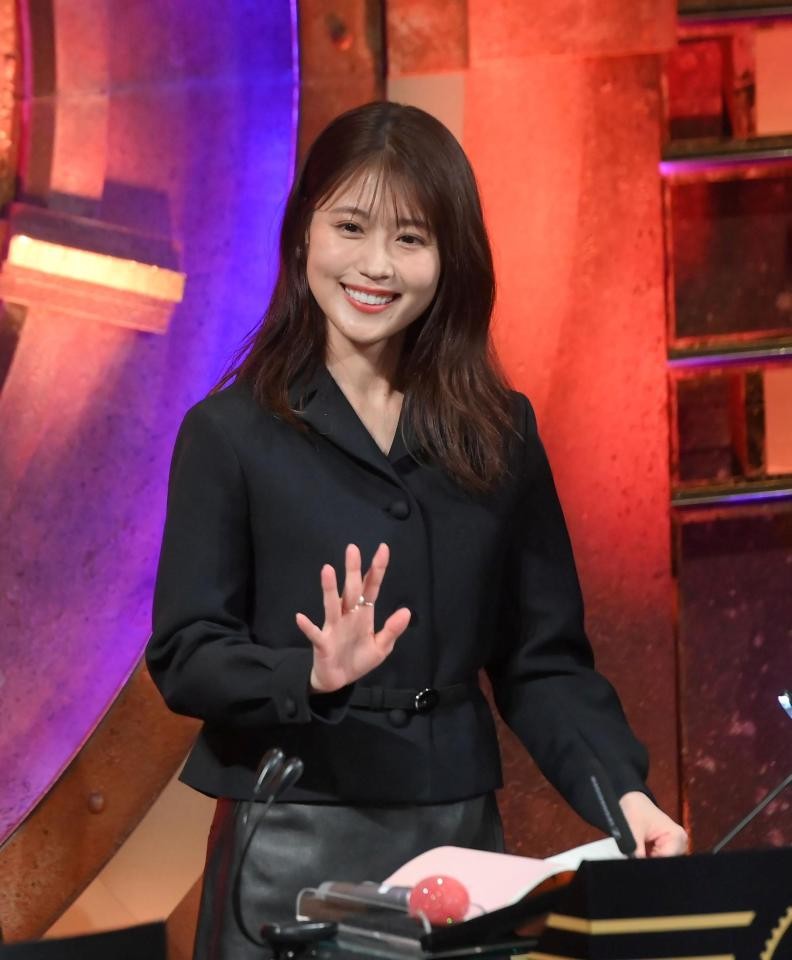 有村架純 プラダ新作かぼちゃパンツ風着こなしで伸びやかな足 SNS「僕