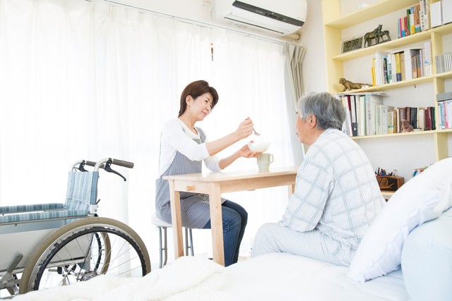 どうして要介護状態になっても保険料を徴収されるのか？※画像はイメージです（kazoka303030/stock.adobe.com）