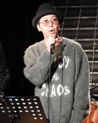 「白い雲のように」を熱唱した森脇和成＝2024年