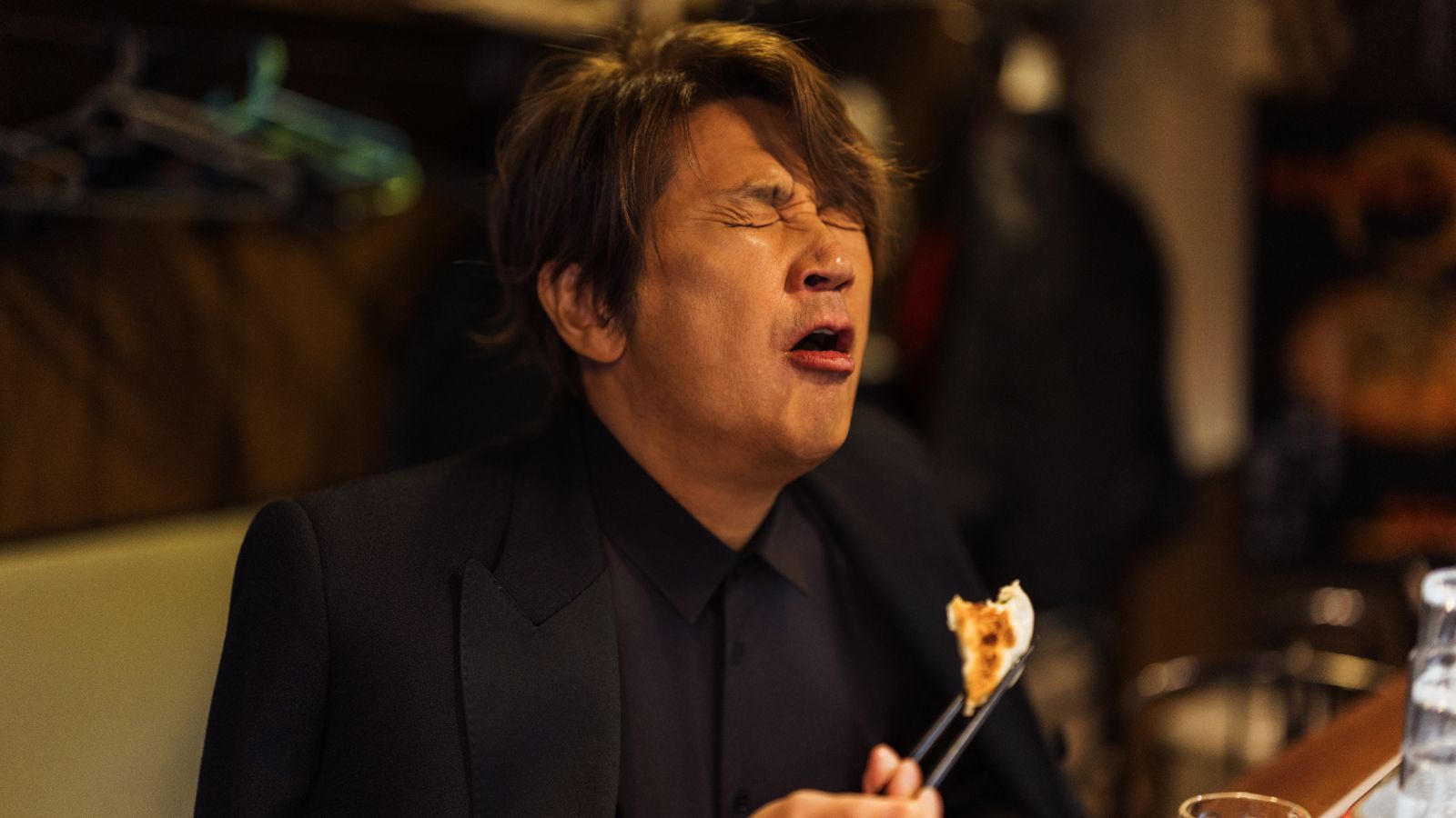 西新橋「栄雅」の熱々餃子でエネルギーチャージ<br> 年末も走りつづけるマッチから目が離せない！<br> マッチと町中華。【第29回】