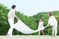 大きめのレジャーシートでも1人でスムーズに畳む方法とは？※画像はイメージです（Paylessimages/stock.adobe.com）
