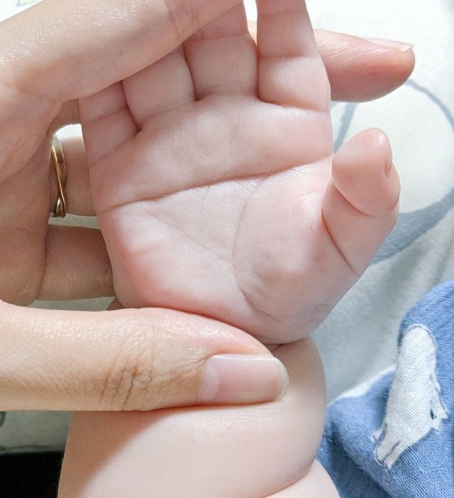 手のひらにくっきりと「て」の文字が ※最中もなかさん提供