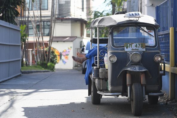 タイ北部のチェンマイの風景。昼寝する運転手の足だけが見えた