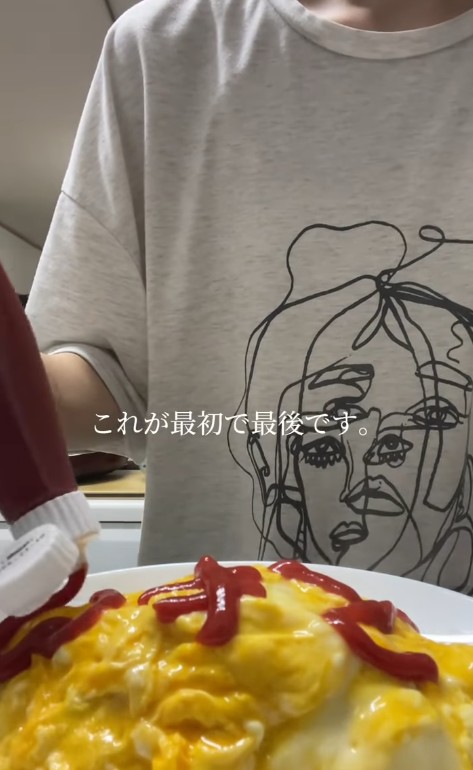 オムライスに「スキ」の文字を書く奥さん／ゴリラ旦那さん（@goriradanna）提供
