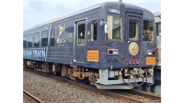 井原鉄道のデニムトレイン（提供：井原商工会議所）